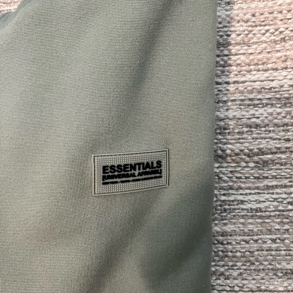 DR ESSENTIALS MEDIUM HOODIE